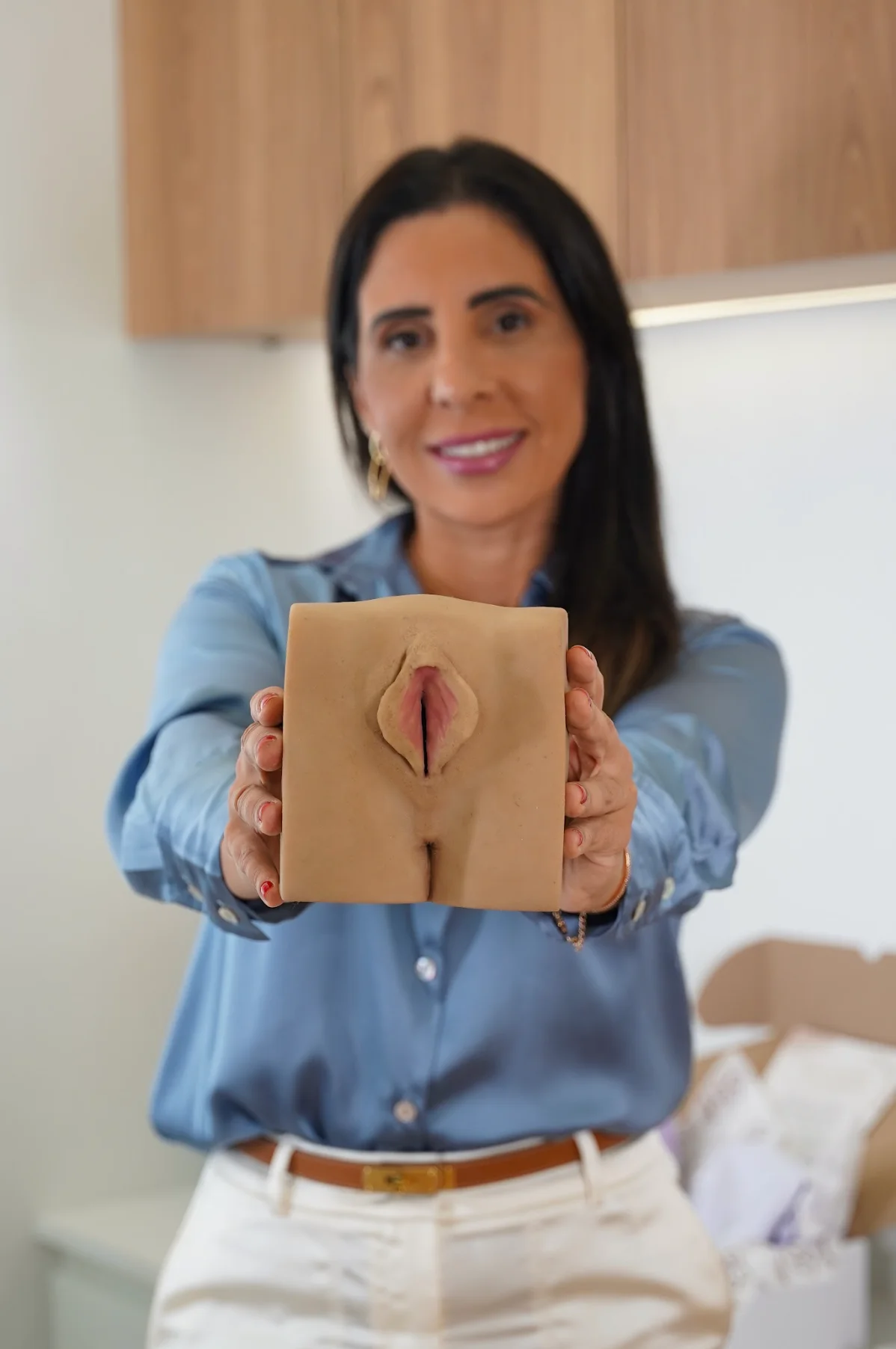 Dra. Fernanda Nassar apresentando modelo anatômico
